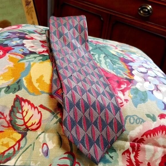 MEN'S TIE!!! GREAT LOOKING AND EXCELLENT CONDITION!!! - Picture 1 of 1